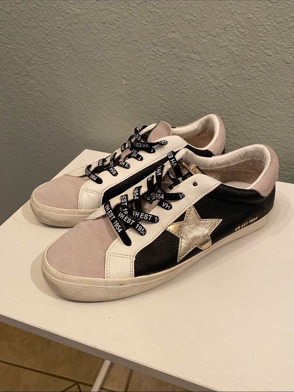 Vintage havanna size 9Black & Pink Star Accent Women's Sneakers - Casual Everyda